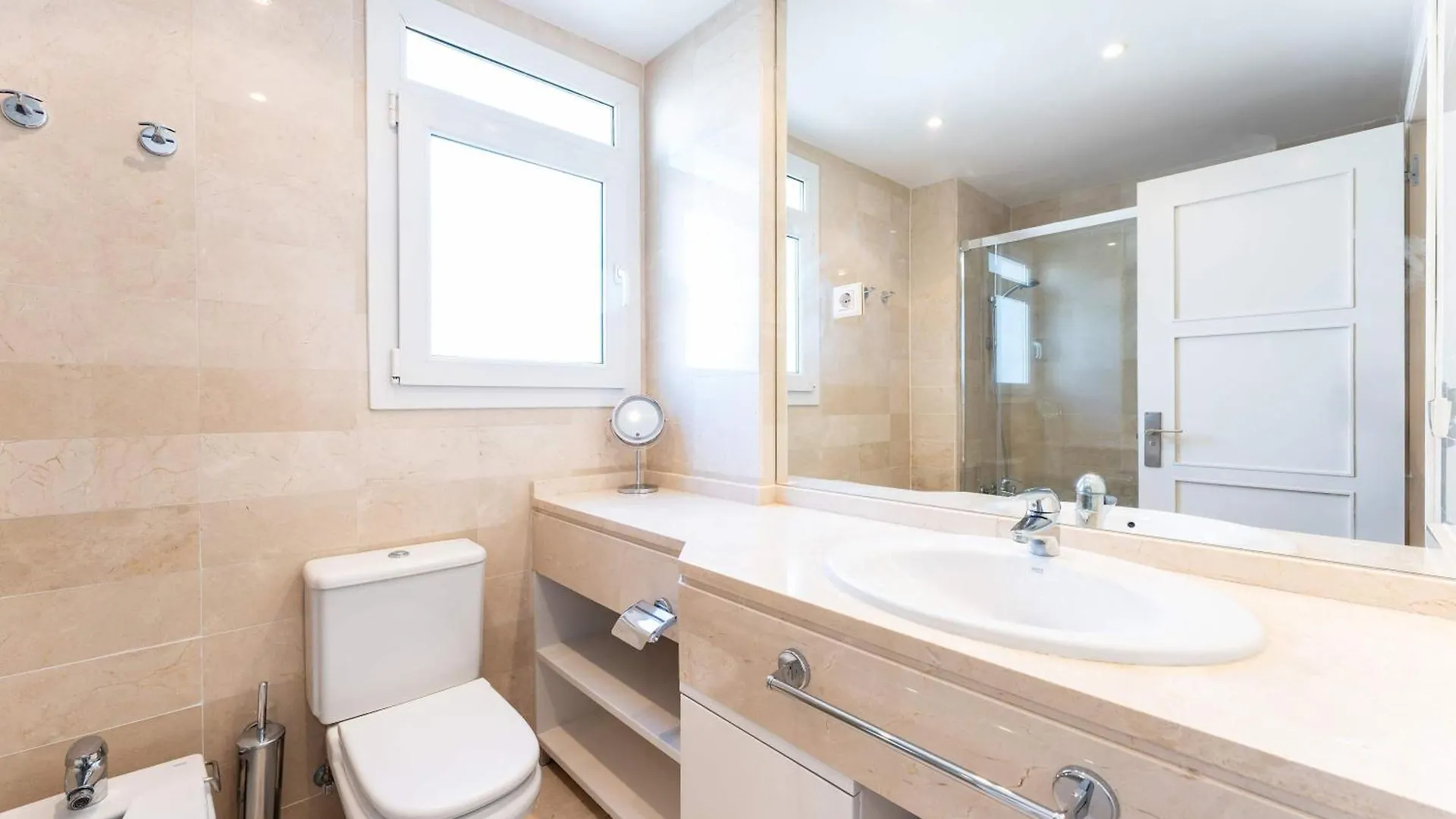 Apartamento Familiar Con Acceso Directo A La Playa En Puente Romano, Marbella Spain