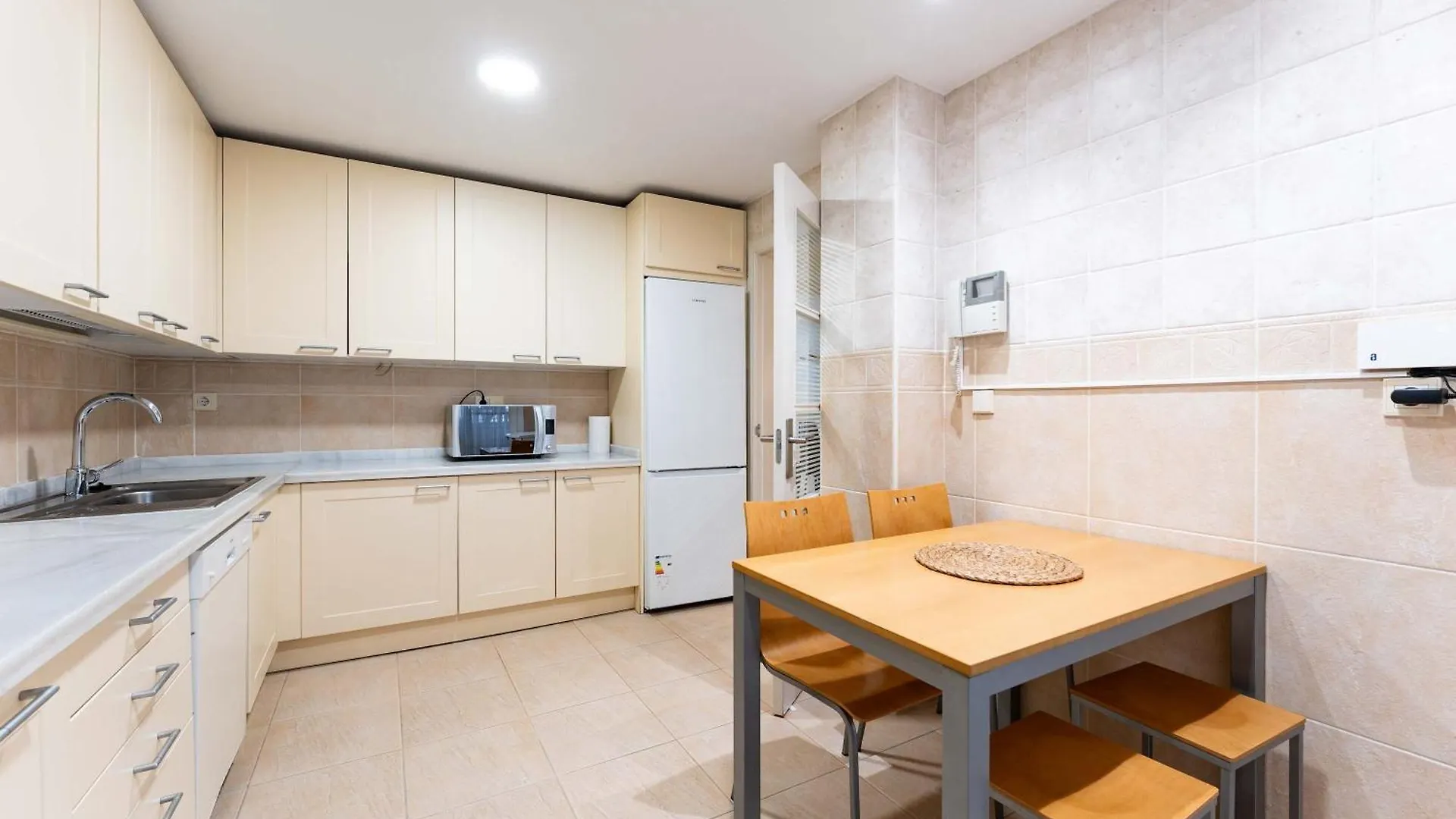 Apartamento Familiar Con Acceso Directo A La Playa En Puente Romano, Marbella