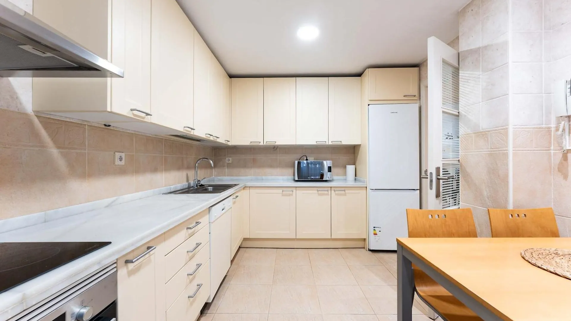 Apartamento Familiar Con Acceso Directo A La Playa En Puente Romano, Marbella Apartment