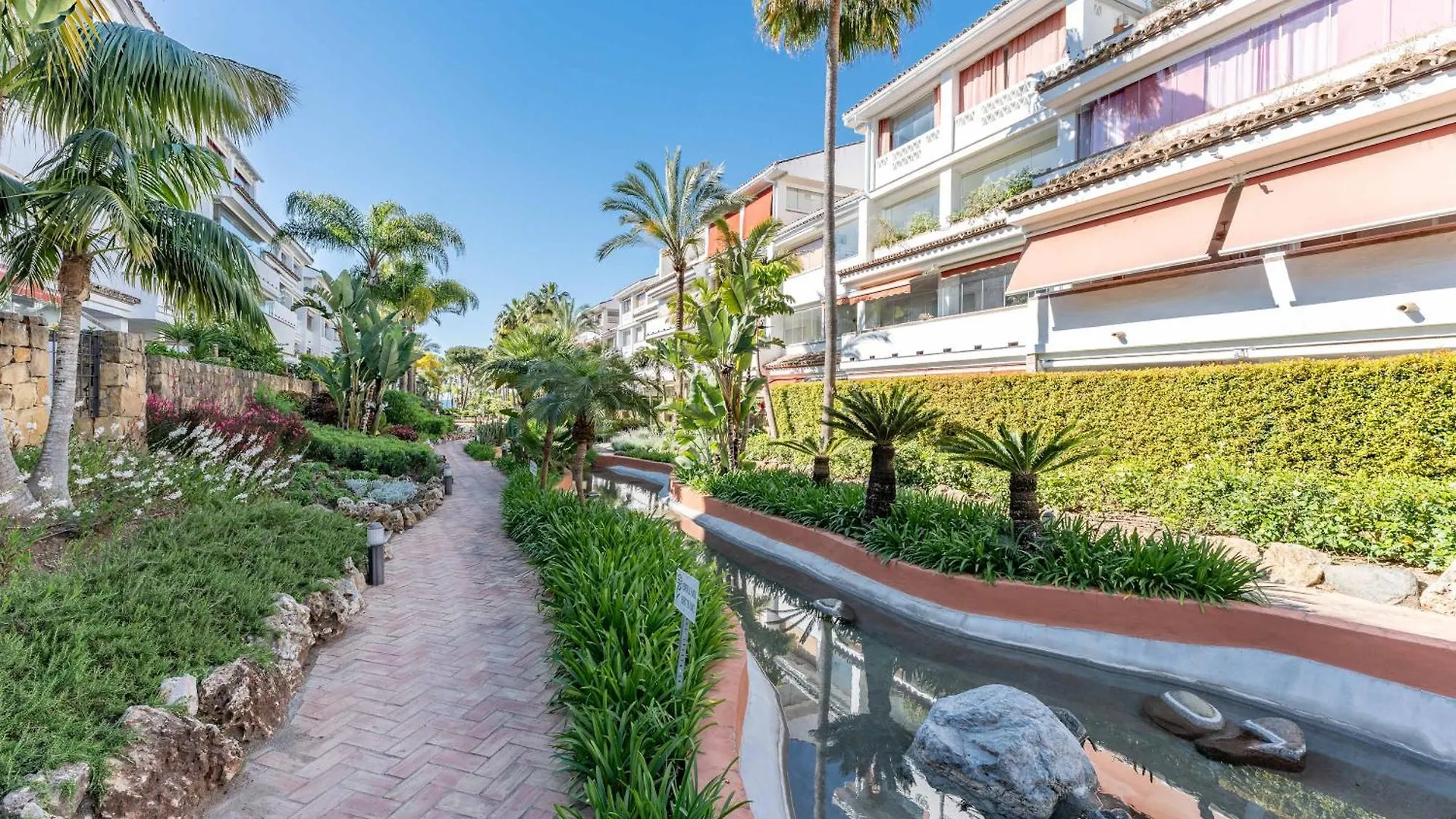 Apartamento Familiar Con Acceso Directo A La Playa En Puente Romano, Marbella Apartment